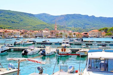 Jelsa, Hırvatistan - 23 Ağustos 2025: Jelsa Town, Hvar Summer Landscape with Marine in Dalmatia, Hırvatistan