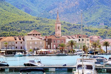 Jelsa, Hırvatistan - 23 Ağustos 2025: Hırvatistan 'ın Hvar Adası' ndaki Güzel Jelsa Eski Kent Panoraması