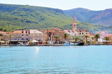 Jelsa, Hırvatistan - 23 Ağustos 2025: Hvar Adası, Dalmaçya, Hırvatistan 'da Jelsa Panorama