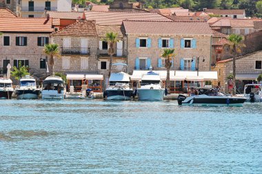 Jelsa, Hırvatistan - 23 Ağustos 2025: Jelsa Güzel Peyzaj Wiith Denizi, Gemiler, Evler ve Restoranlar