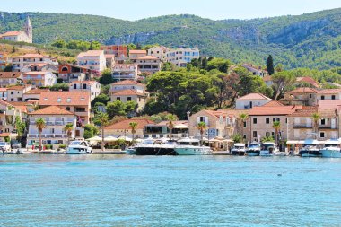 Jelsa, Hırvatistan - 23 Ağustos 2025: Jelsa Şehir Manzarası Panoramik Görünümü