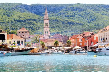 Jelsa, Hırvatistan - 23 Ağustos 2025: Hırvatistan 'ın Hvar Adası' ndaki Jelsa Kasabası