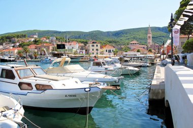 Jelsa, Hırvatistan - 23 Ağustos 2025: Hırvatistan 'ın Dalmaçya kentindeki güzel Jelsa Kasabası, Hvar Adası