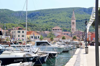 Jelsa, Hırvatistan - 23 Ağustos 2025: Hırvatistan 'ın Dalmaçya kentindeki Jelsa Hvar Adası