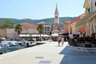 Jelsa, Hırvatistan - 23 Ağustos 2025: Hırvatistan 'ın Dalmaçya kentindeki Hvar Adası' ndaki Jelsa Eski Kasabası