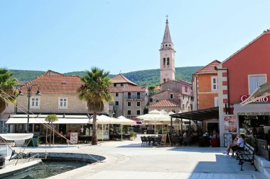 Jelsa, Hırvatistan - 23 Ağustos 2025: Hırvatistan 'ın Dalmaçya kentindeki Hvar Adası' ndaki Restoran Teraslı Jelsa Eski Kasabası