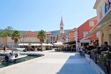 Jelsa, Hırvatistan - 23 Ağustos 2025: Hırvatistan 'ın Dalmaçya kentindeki Hvar Adası' ndaki Restoranlarla Jelsa Eski Kent Yaz Manzarası