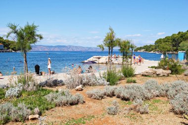 Jelsa, Hırvatistan - 23 Ağustos 2025: Jelsa Şehir Sahili, Hırvatistan 'ın Dalmaçya kentinde Hvar Adası