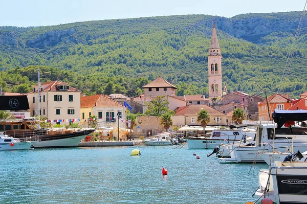 Jelsa, Hırvatistan - 23 Ağustos 2025: Jelsa Eski Kasabası Güzel Yaz Manzarası, Hvar Adası, Hırvatistan