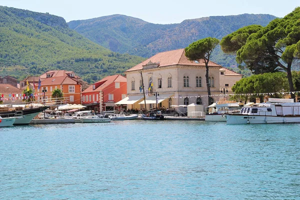 Jelsa, Hırvatistan - 23 Ağustos 2025: Jelsa Eski Şehir Renkli Peyzaj, Hvar Adası, Hırvatistan