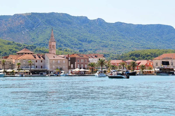 Jelsa, Hırvatistan - 23 Ağustos 2025: Hırvatistan 'ın Hvar Adası' nda Güzel Jelsa Panorama