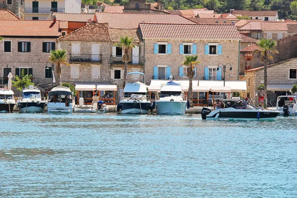 Jelsa, Hırvatistan - 23 Ağustos 2025: Jelsa Güzel Peyzaj Wiith Denizi, Gemiler, Evler ve Restoranlar
