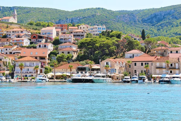 Jelsa, Hırvatistan - 23 Ağustos 2025: Jelsa Şehir Manzarası Panoramik Görünümü