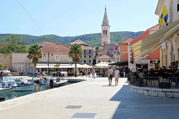 Jelsa, Hırvatistan - 23 Ağustos 2025: Hırvatistan 'ın Dalmaçya kentindeki Hvar Adası' ndaki Jelsa Eski Kasabası