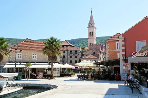 Jelsa, Hırvatistan - 23 Ağustos 2025: Hırvatistan 'ın Dalmaçya kentindeki Hvar Adası' ndaki Restoran Teraslı Jelsa Eski Kasabası