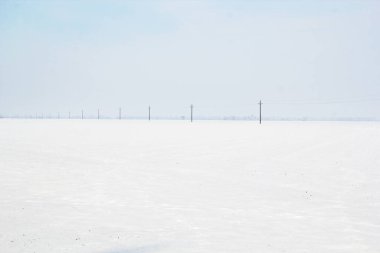 Kar ve Gün Işığıyla Karlı Kışın Elektrik Kutupları