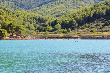 Jelsa, Hırvatistan - 23 Ağustos 2025: Hırvatistan 'ın Jelsa Town kenti yakınlarındaki Hvar Adası Plajı