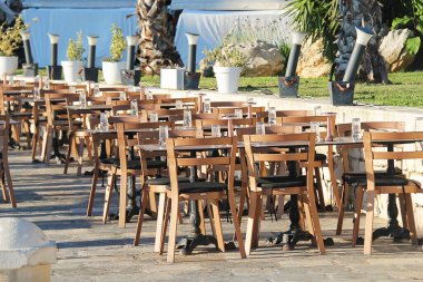 Hvar, Hırvatistan - 27 Ağustos 2025: Hırvatistan 'ın Hvar kentinde Masa ve Sandalyelerle Açık Restoran