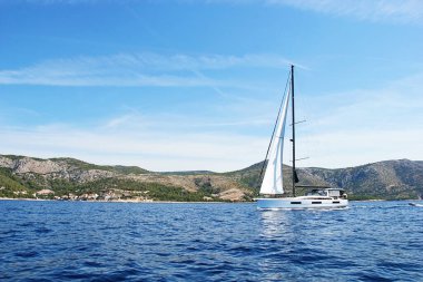 Hvar, Hırvatistan - 27 Ağustos 2025: Deniz, Sahil, Dağlar ve Yelkenli Hvar Adası Doğa Manzarası