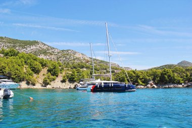 Hvar, Hırvatistan - 27 Ağustos 2025: Turkuaz Denizi, Sahil, Dağlar ve Yelkenli Hvar Adası Doğa Manzarası