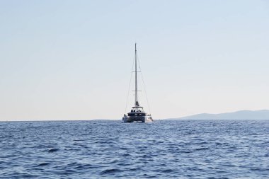 Hvar, Hırvatistan - 27 Ağustos 2025: Hırvatistan 'ın Hvar Adası yakınlarındaki Açık Deniz Katamaranı