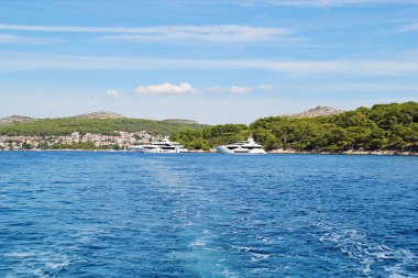 Hvar, Hırvatistan - 27 Ağustos 2025: Deniz, Şehir ve Teknelerle Hvar Adası Manzarası