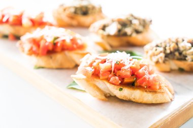 Domates ve mantar Bruschetta