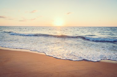 Günbatımı ile deniz ve plaj