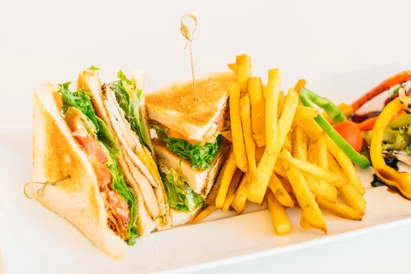 Beyaz çanak üzerinde sandviç — Stok fotoğraf