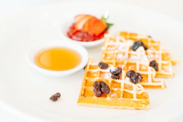 Dolce waffle con marmellata di fragole — Foto Stock