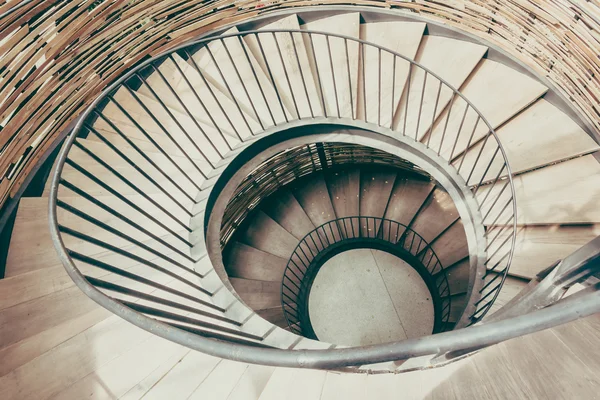 Спиральная круглая лестница — стоковое фото