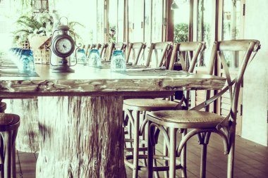 boş masa ve sandalyeler