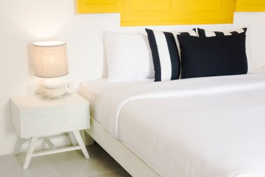 Güzel lüks yastık yatak üzerinde