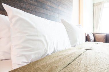 Yatakta güzel lüks yastıklar