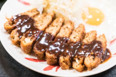 Kızarmış domuz tatlı sos ile