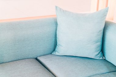 Oturma odasında kanepede yastık