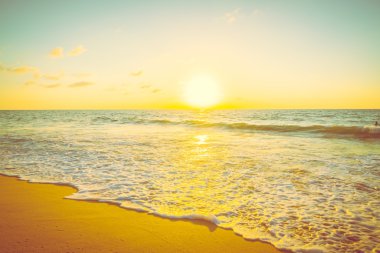 Günbatımı ile deniz ve plaj
