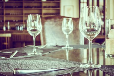 Yemek masası üzerinde boş şarap bardakları