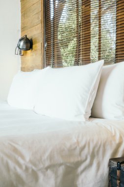 Yatakta güzel lüks yastıklar