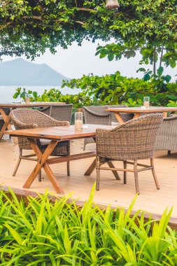 boş sandalyeler ve masalar