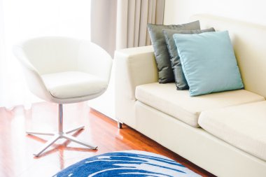 Kanepe ve sandalye üzerinde güzel lüks yastıklar