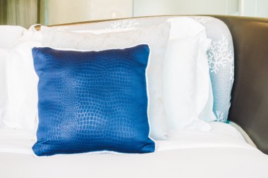 Yatakta güzel lüks yastıklar