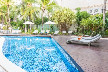 Şemsiyeleri ve sandalyeler Yüzme Havuzu etrafında