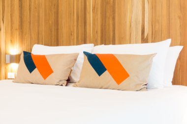 Yatakta güzel lüks yastıklar