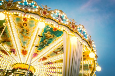 Lunaparktaki atlı karınca.