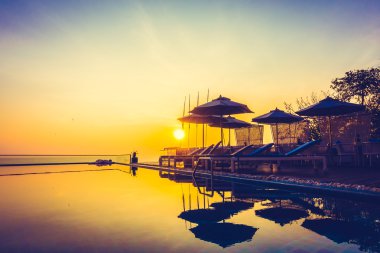 Güzel lüks otel yüzme havuzunda