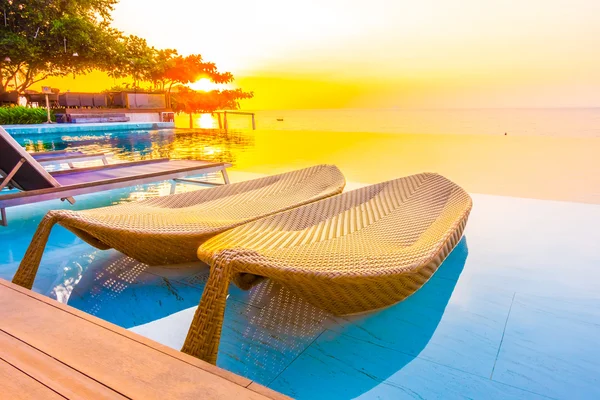 Bela piscina de hotel de luxo — Fotografia de Stock