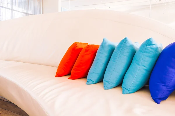Güzel lüks yastıklar Divan — Stok fotoğraf