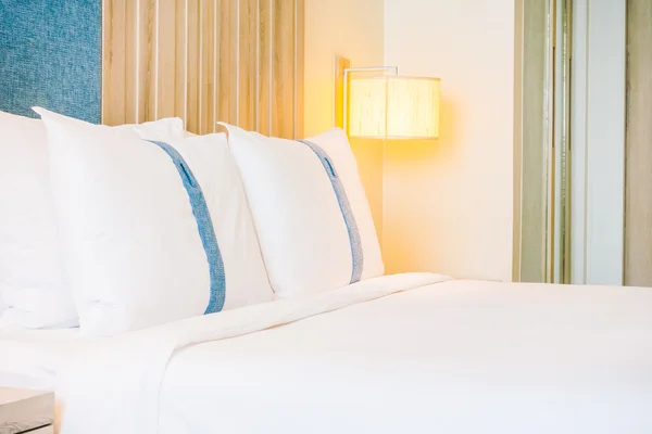Vackra lyxiga kuddar på sängen — Stockfoto