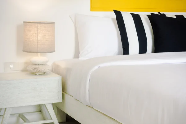 Belos travesseiros de luxo no quarto — Fotografia de Stock